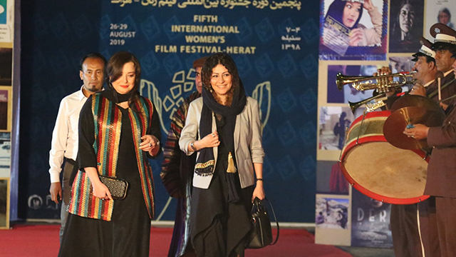 مهراوه شریفی نیا بر روی فرش سرخ جشنواره فیلم زنان هرات